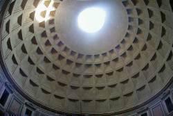 Pantheon looking up to the Occulus
